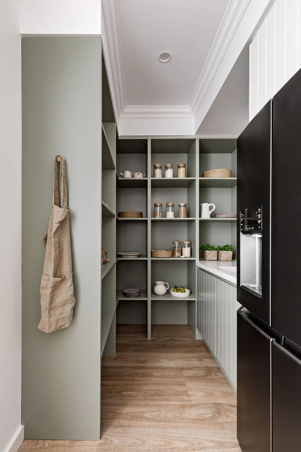 Oak and Orange organised butler's pantry