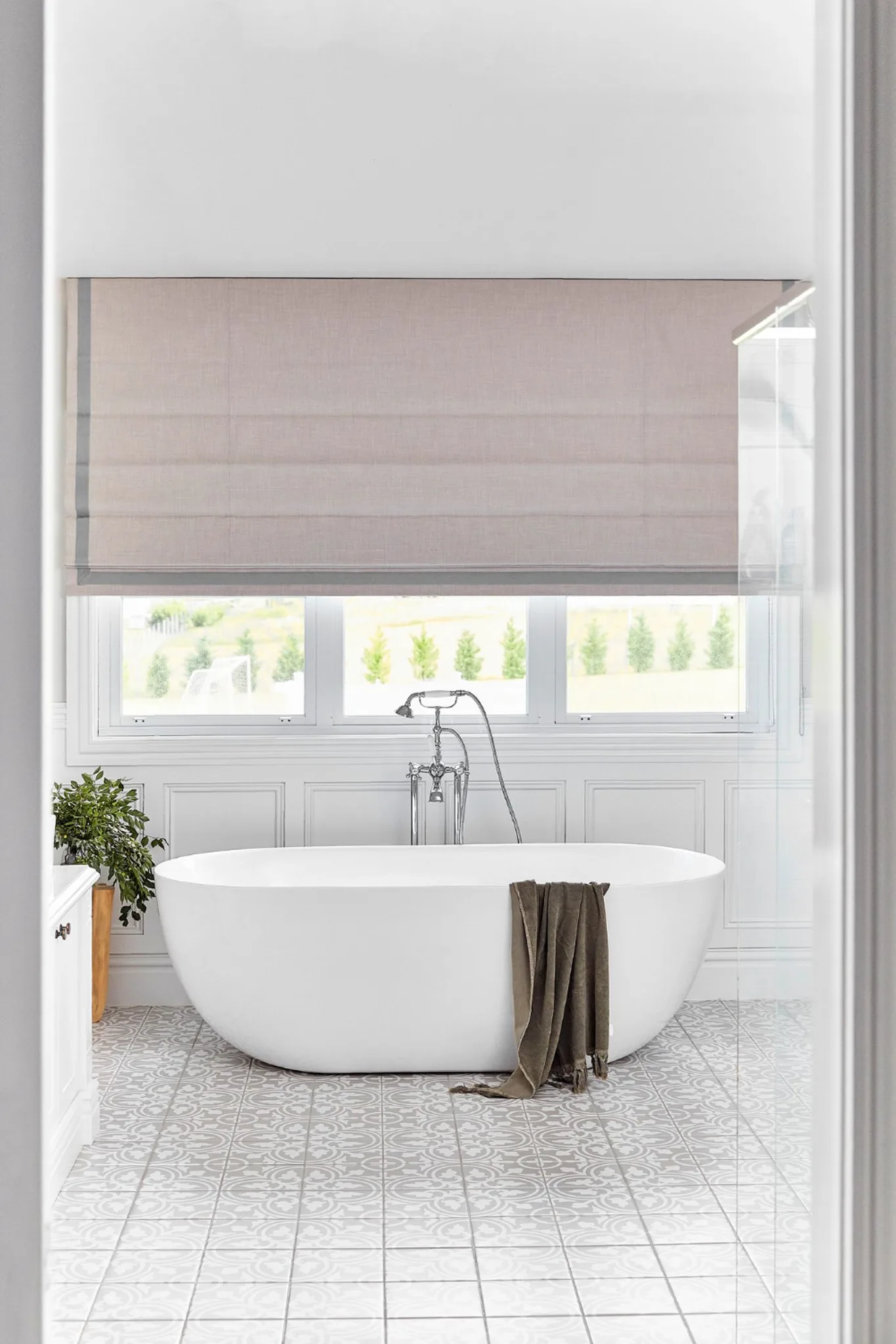 10 Large Bathroom Ideas to Turn It Into a Cocoon