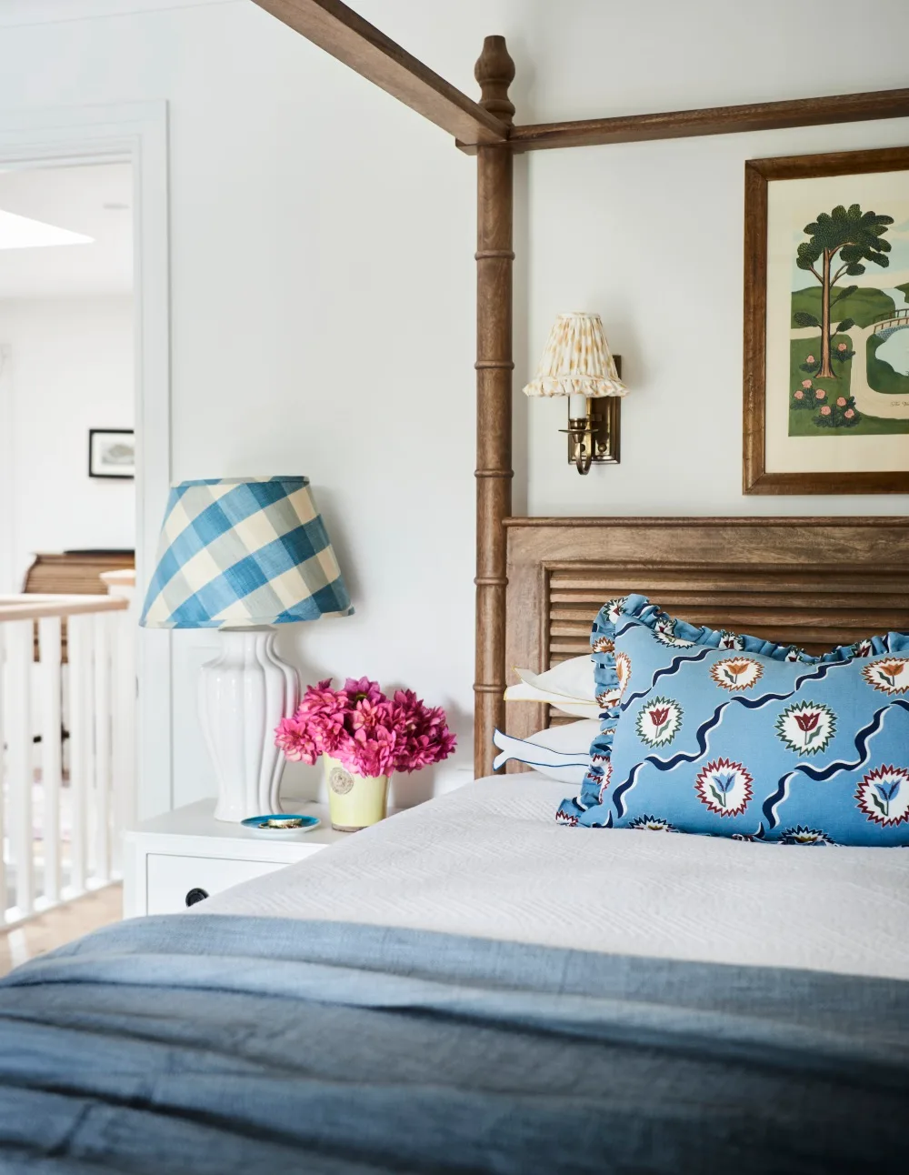 Main bedroom with timber 4 poster bed