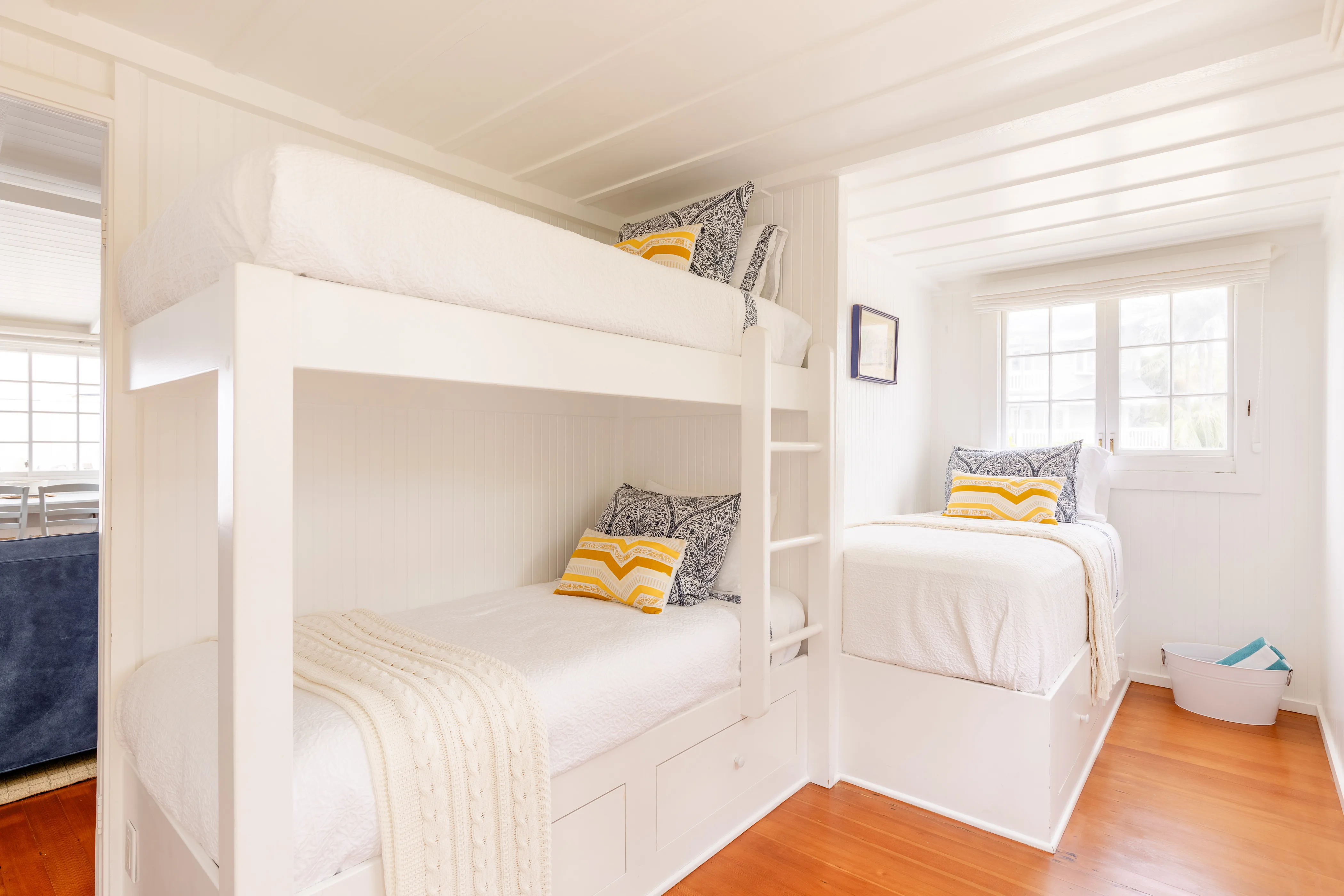 Ashton Kutcha_Mila Kunis_Beachhouse bunk room