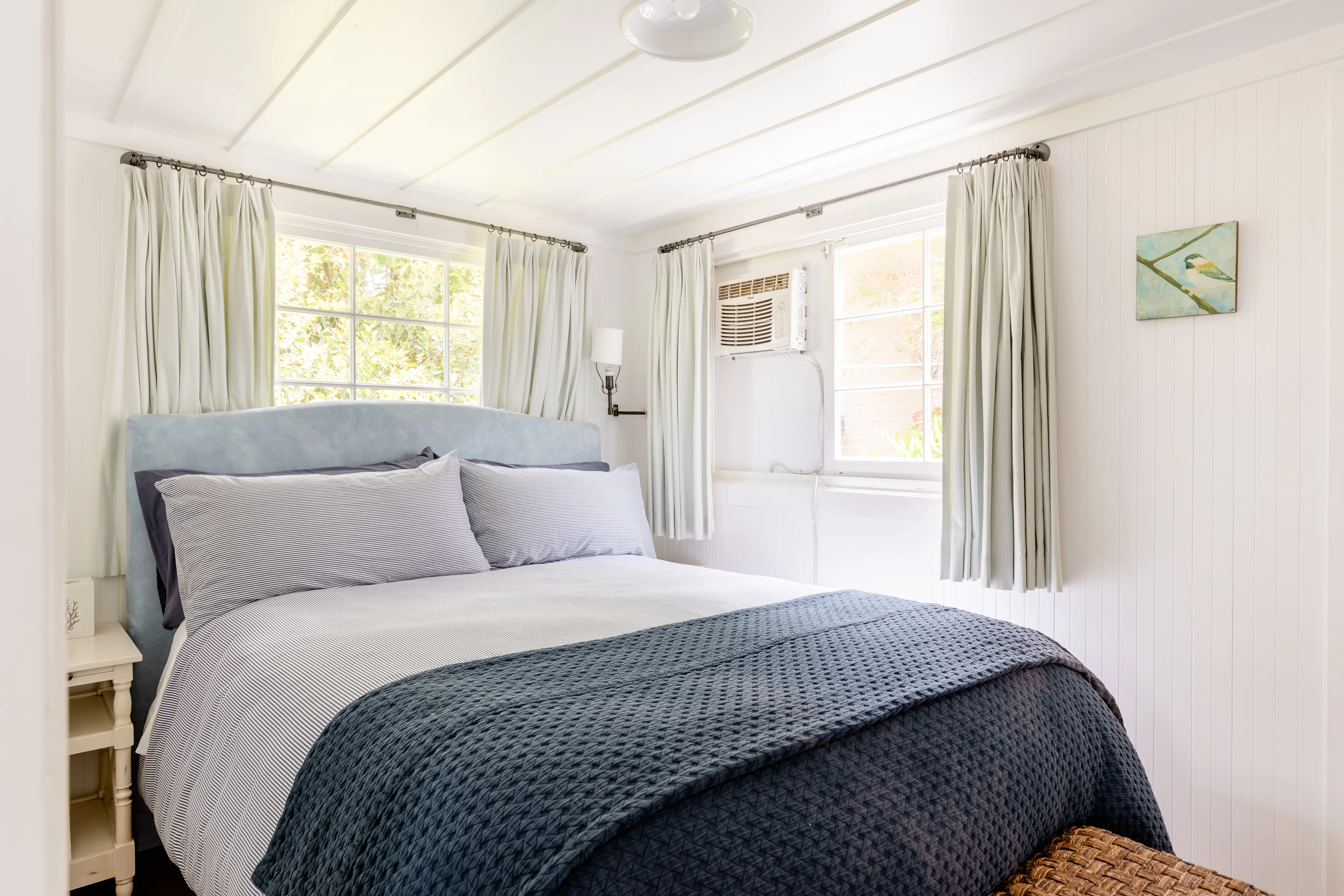 Ashton Kutcha_Mila Kunis_Beachhouse_Bedroom