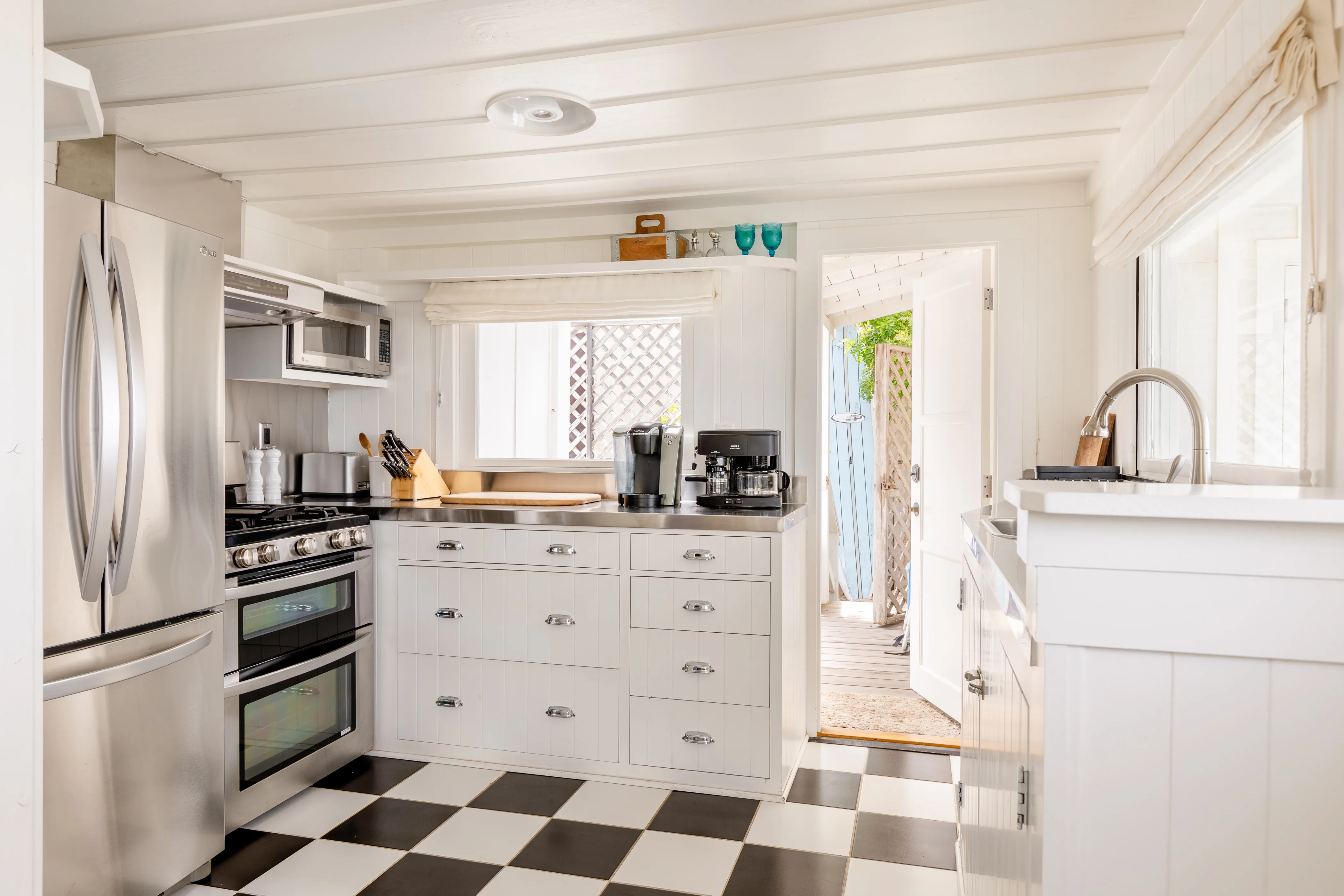 Ashton Kutcha Mila Kunis Beachhouse kitchen