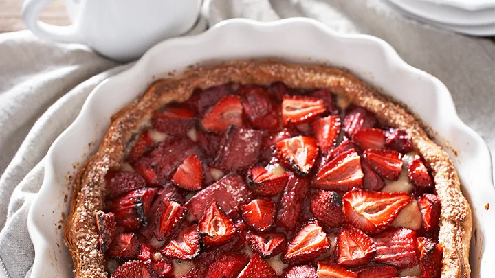 Rhubarb and strawberry almond tart