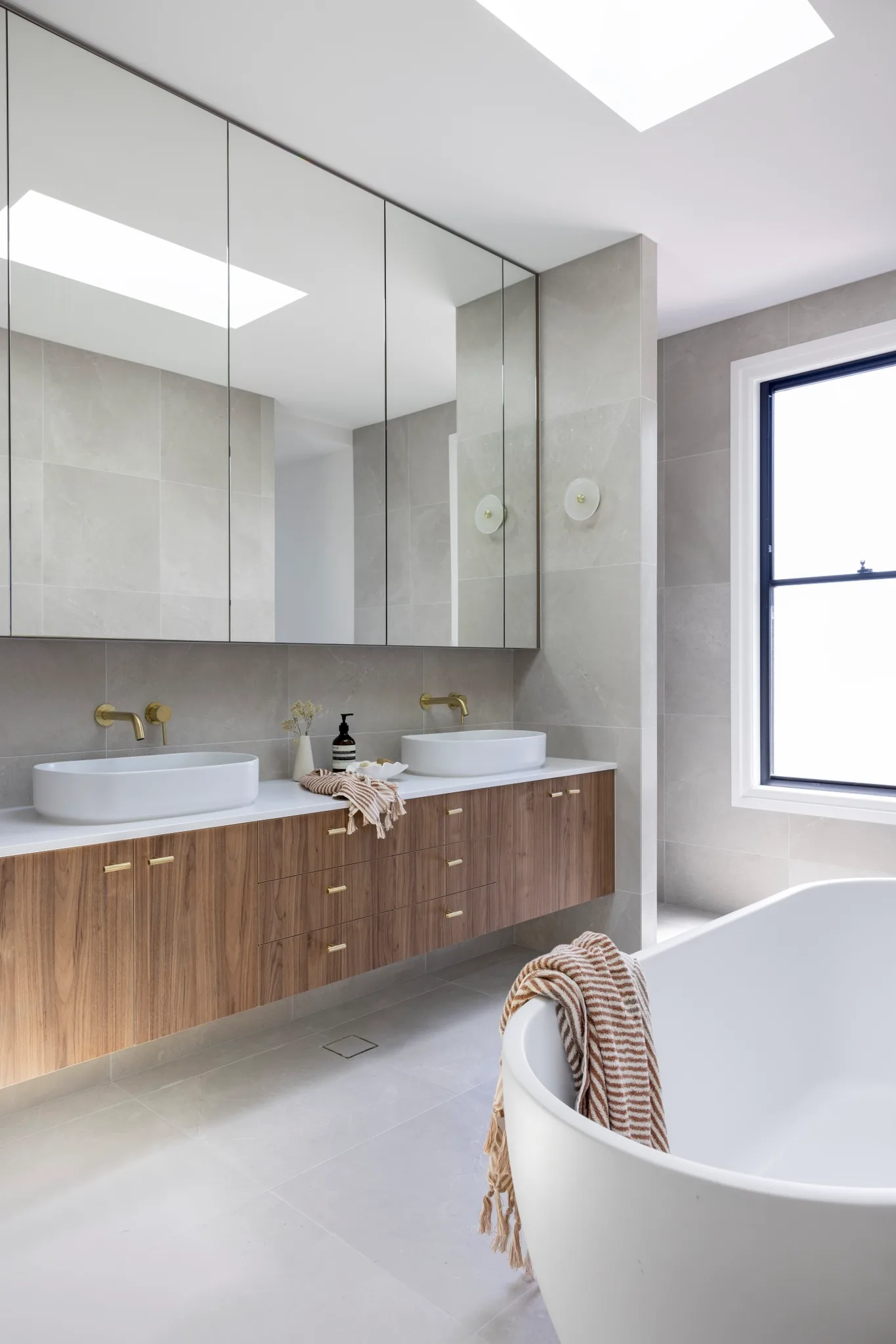 No more fighting: 16 family bathroom ideas for peaceful wash times ...