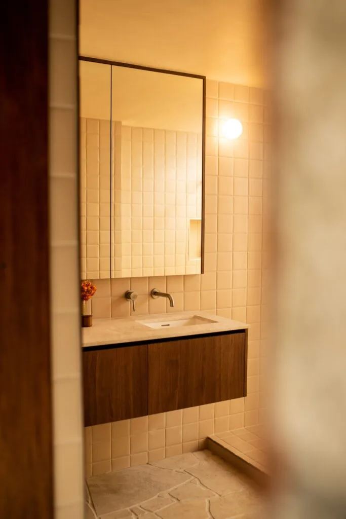 Kara Rosenlund Brisbane Mid Century Home bathroom