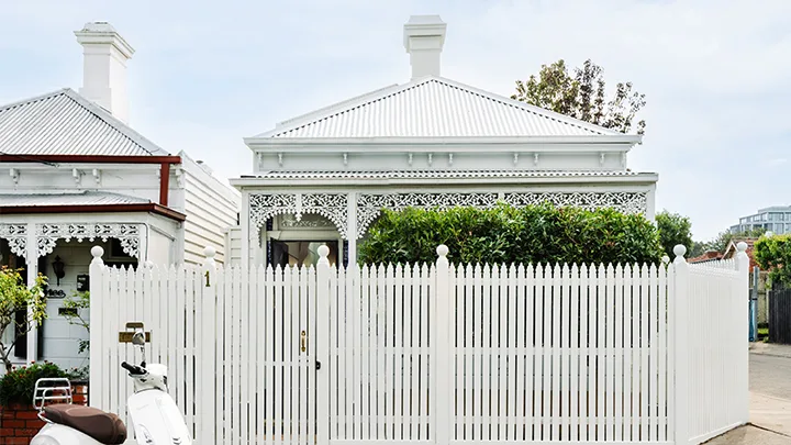 Melbourne energy efficient home picket fence