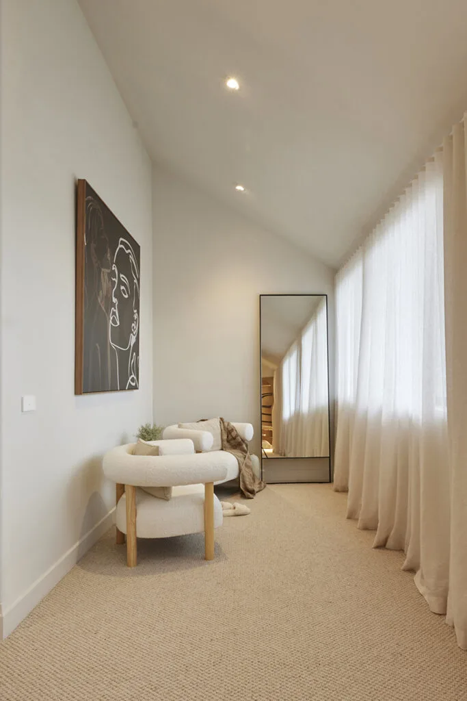 Contemporary neutral sitting room with boucle furniture.