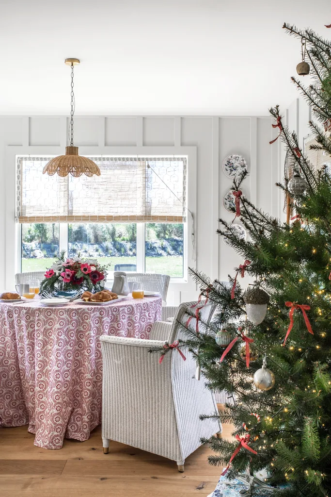 Lakeside New Zealand Home Dining Nook