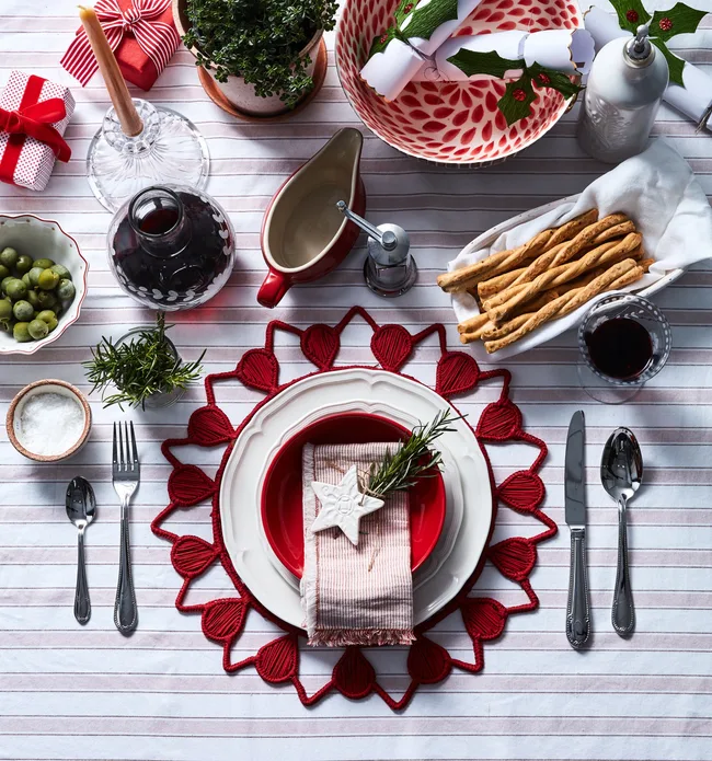 Christmas table decorations with red and white table linen