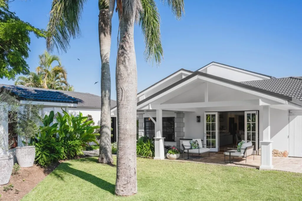 colourful-dream-home-brisbane-alfresco-back-yard-lawn