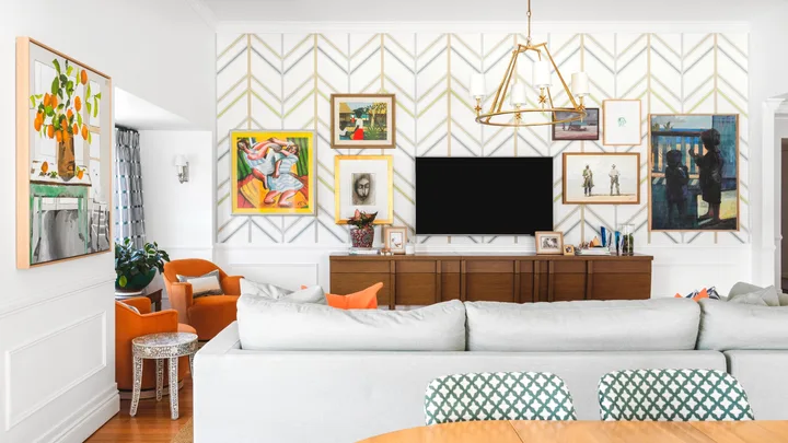 colourful-dream-home-brisbane-living-room-gold-geometric-wallpaper