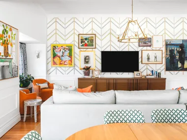 colourful-dream-home-brisbane-living-room-gold-geometric-wallpaper