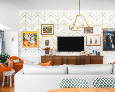 colourful-dream-home-brisbane-living-room-gold-geometric-wallpaper