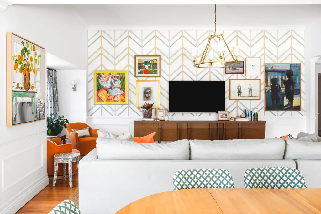 colourful-dream-home-brisbane-living-room-gold-geometric-wallpaper