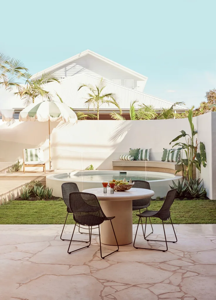 An outdoor alfresco area beside a round pool.