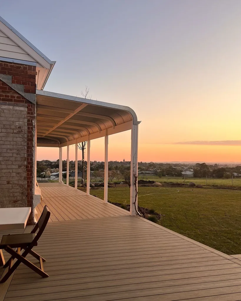 Josh and Jenna's Rutherglen exterior.