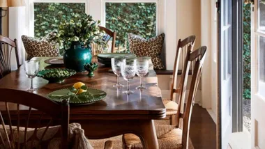 Cosy cottage in Melbourne bayside dining room with window seat