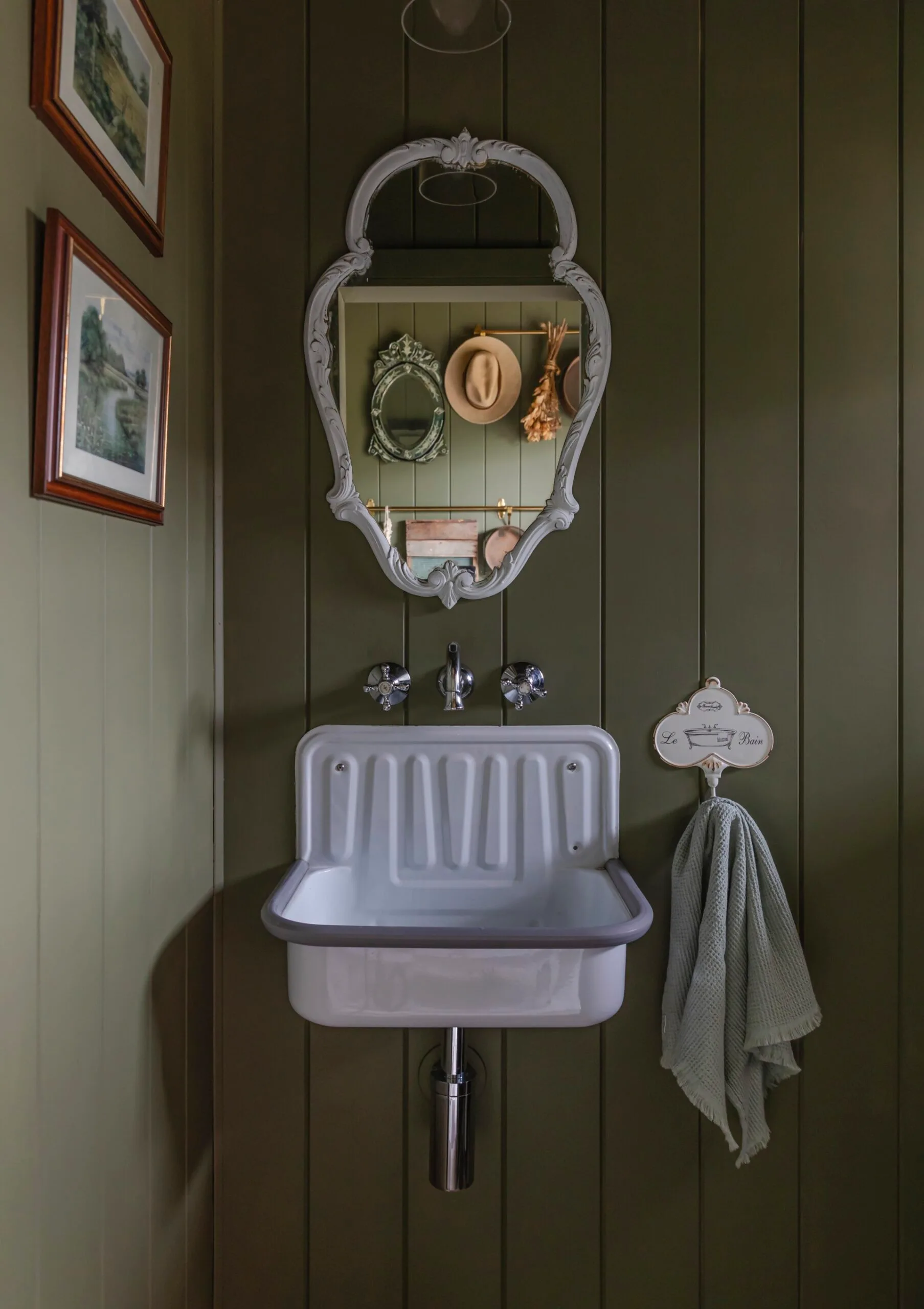 Modern farmhouse bathroom in Melbourne. 