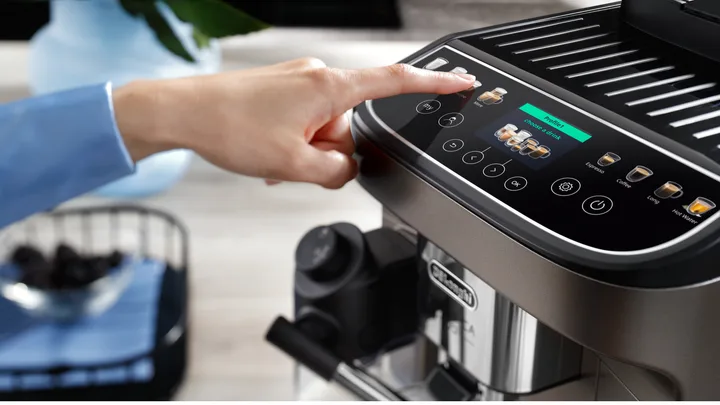 I was hopeless at making coffee, until I got my hands on this De’Longhi coffee machine