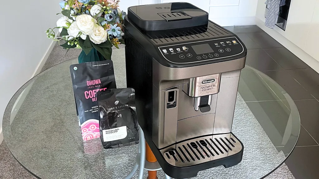 De'Longhi Magnifica Evo Next automatic coffee machine with coffee beans