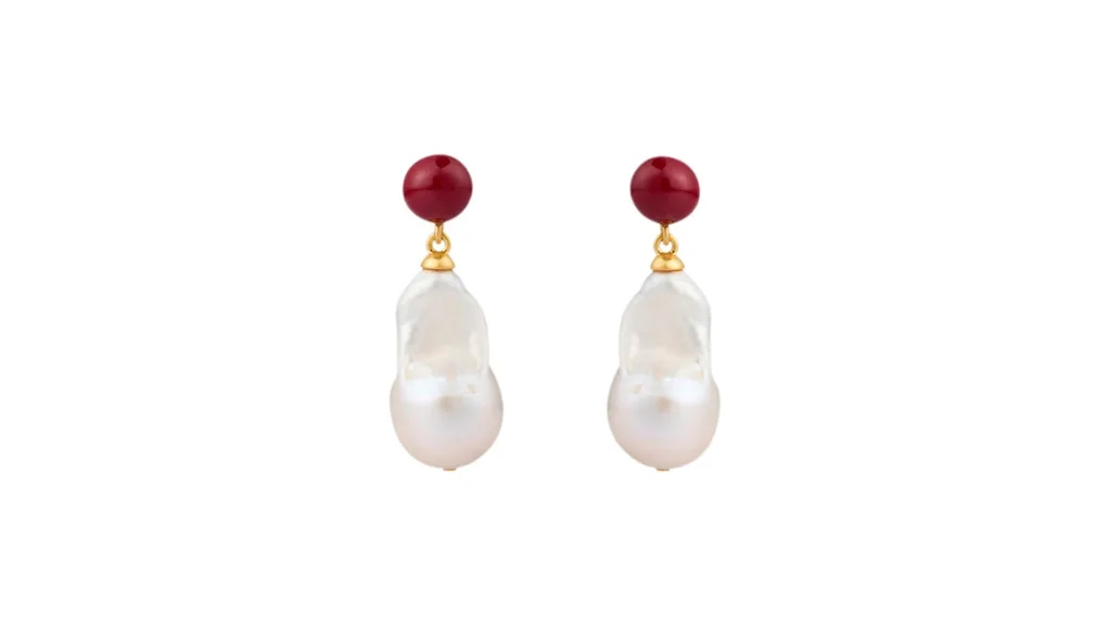 Pearl drop earrings with red studs, an option for Mother's Day gifts.