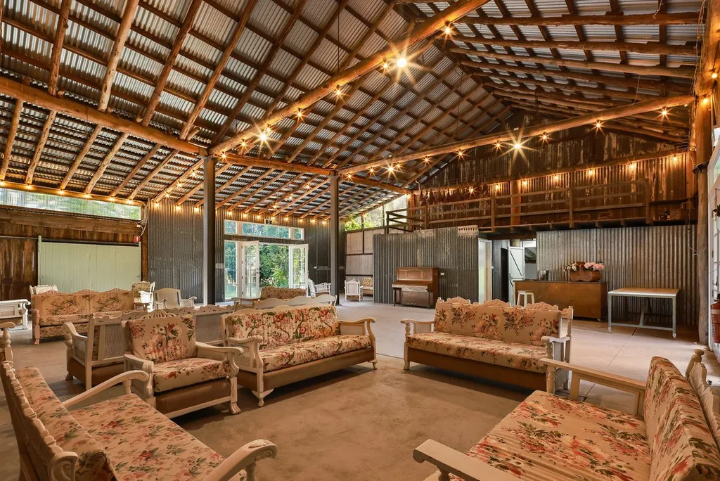 Farmer Wants a Wife location Lorn rose farm barn