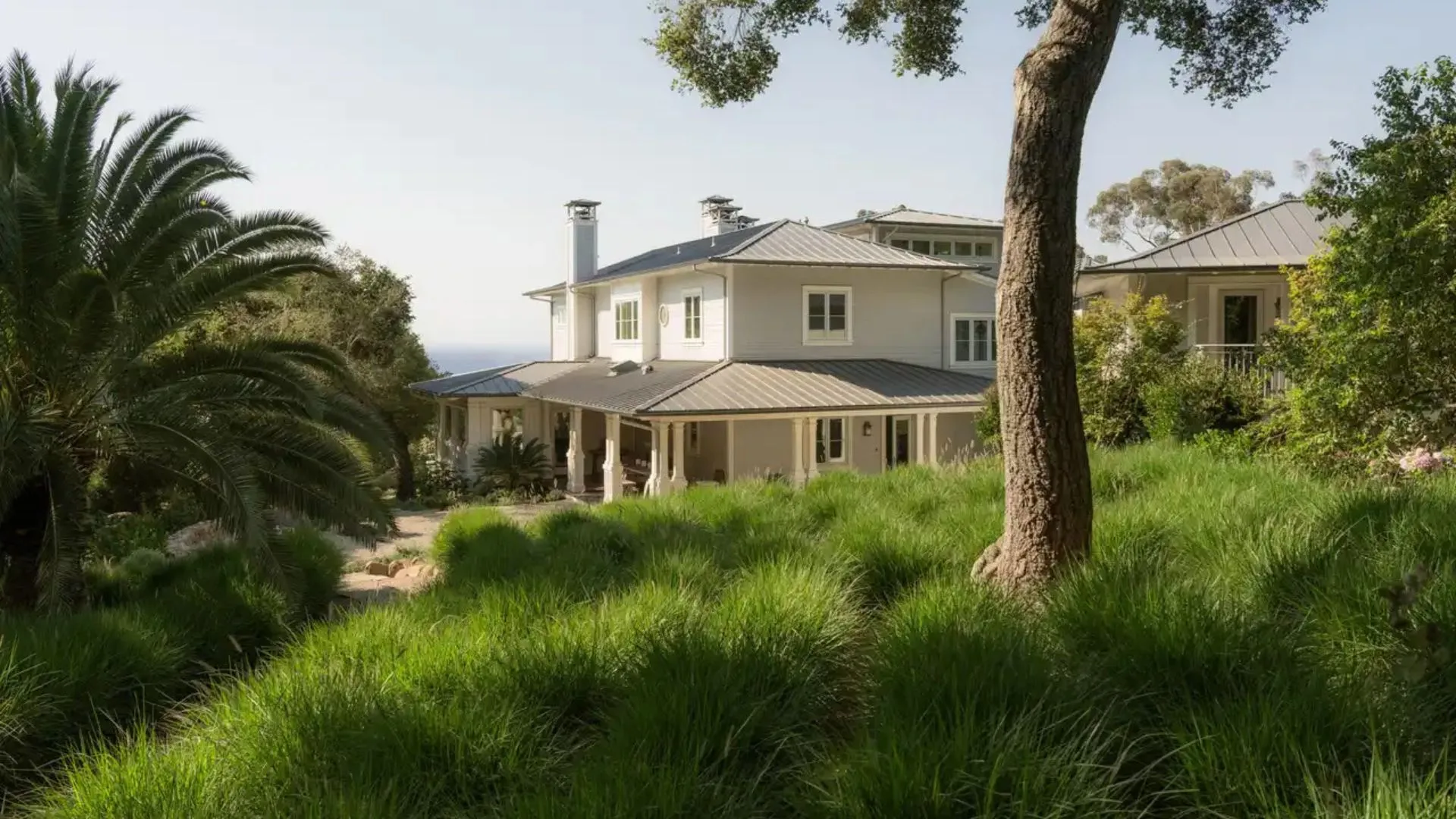 The exterior of Meg Ryan's home. 