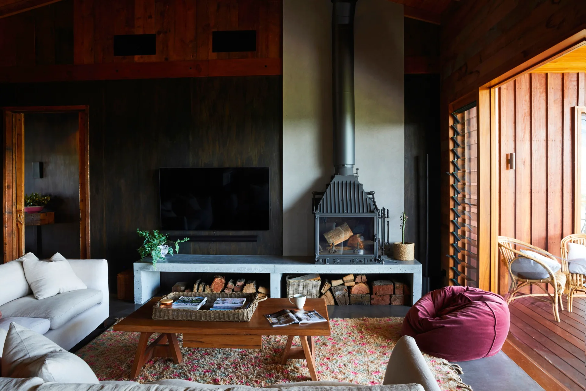 Cosy living area with fire place. 