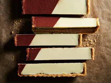 Custard tart with mocha and white chocolate