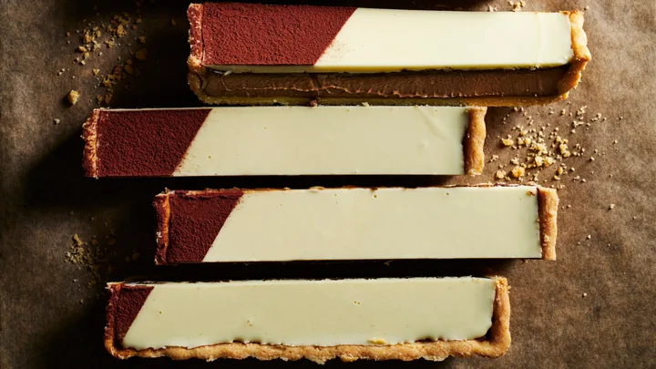 Custard tart with mocha and white chocolate