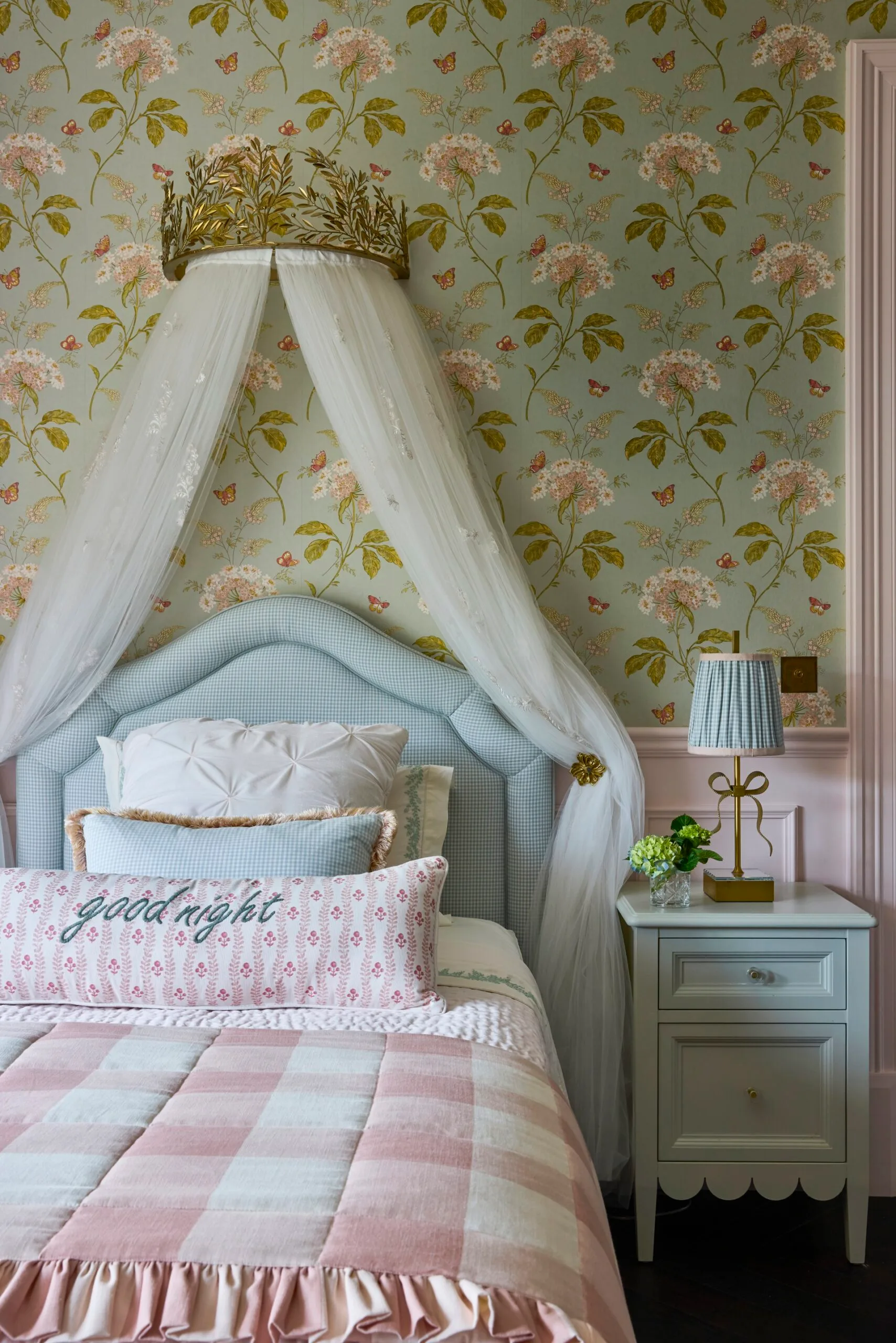 Lauren repurposed
her daughter’s cot valance and had it remade as her bed
valance (this page). Colour in Paint & Paper Library Blue
Blood coats the bed frame and joinery.