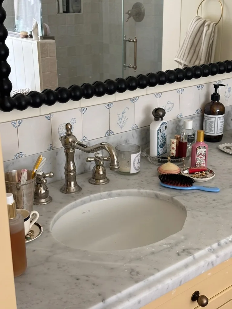 Delft tiles in the bathroom.