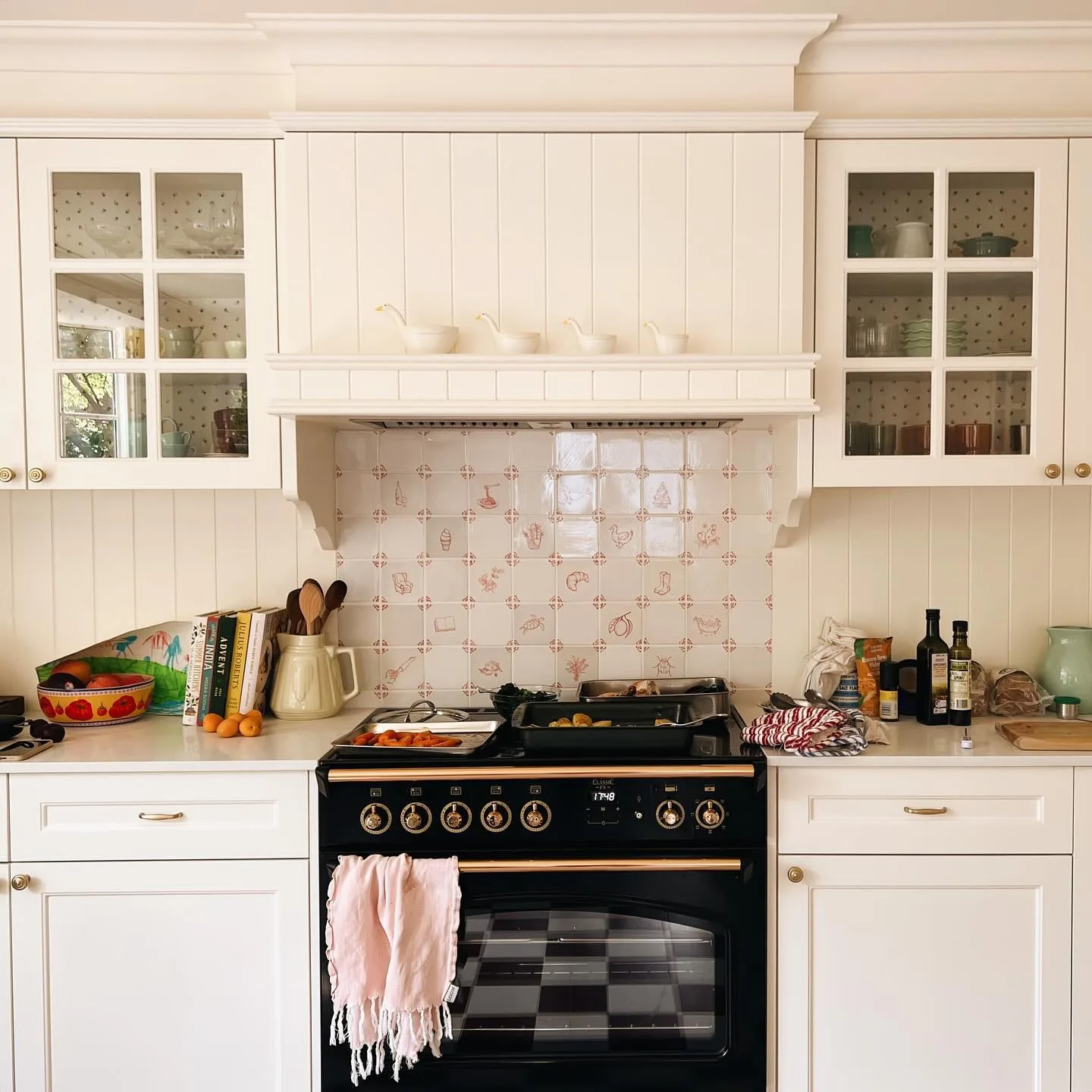 A red Delft tile splashback. 