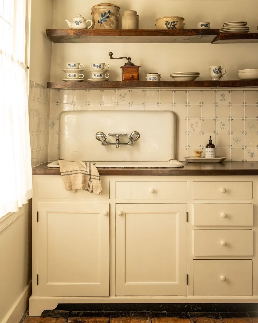 Modern delft tiles line this kitchen splashback. 