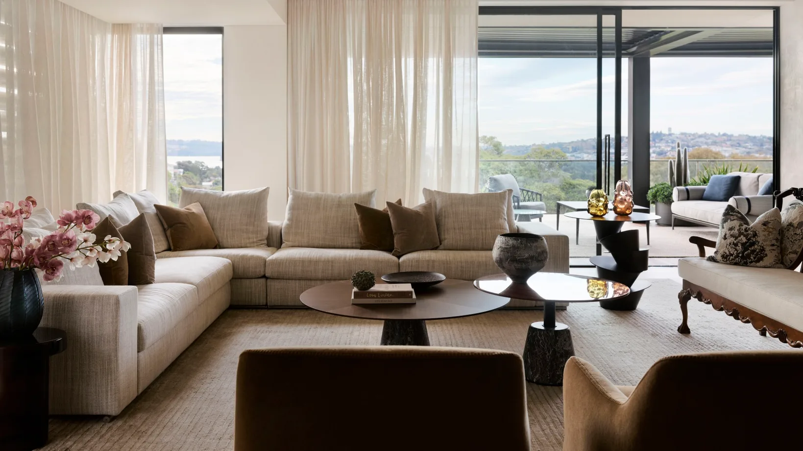 10 transitional design lessons we learned from this luxurious penthouse ... - Elegant Penthouse Texture Style