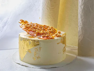 Hazelnut praline cake