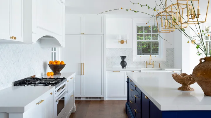 A classic Hampton’s kitchen with a bold blue island