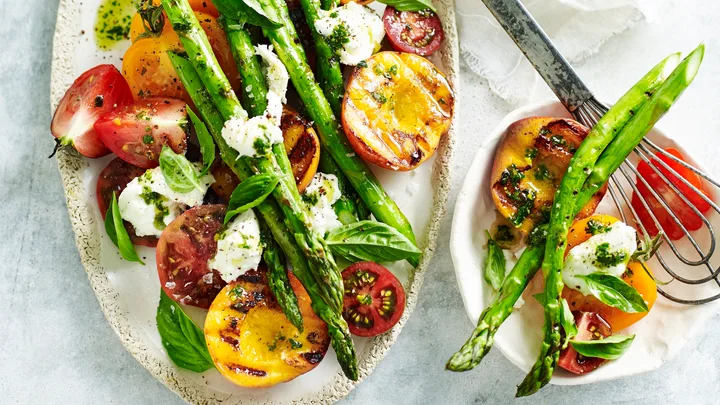 Peaches, asparagus and mozzarella salad