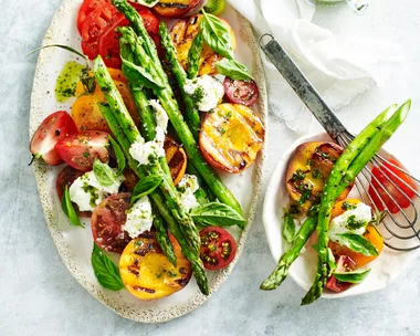 Peaches, asparagus and mozzarella salad