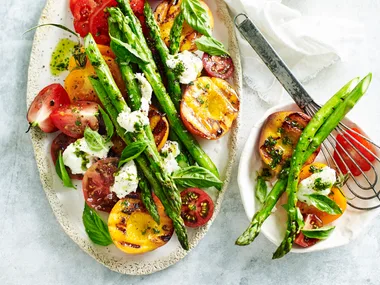 Peaches, asparagus and mozzarella salad