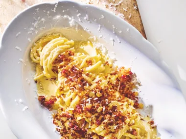Donna Hay's carbonara with pancetta crumb