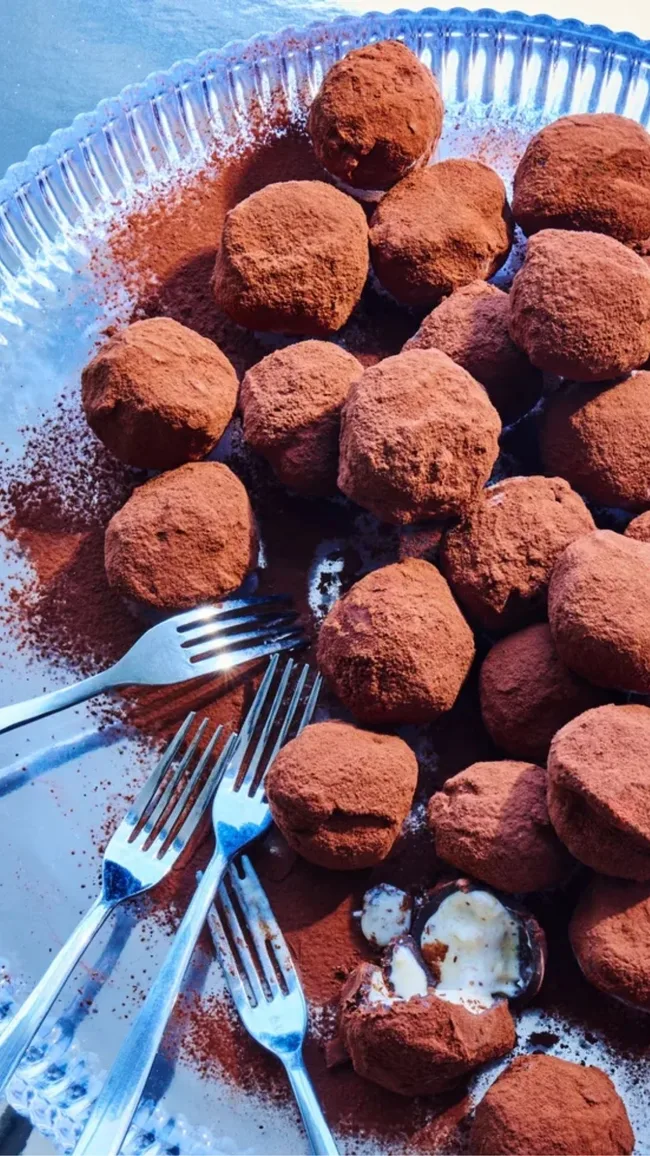 A plate of dusted chocolate truffles to make for valentine's day