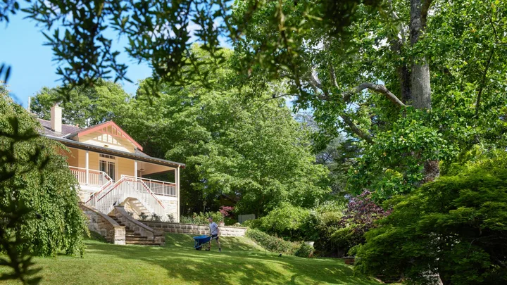 Blue Mountains home facade garden stairs