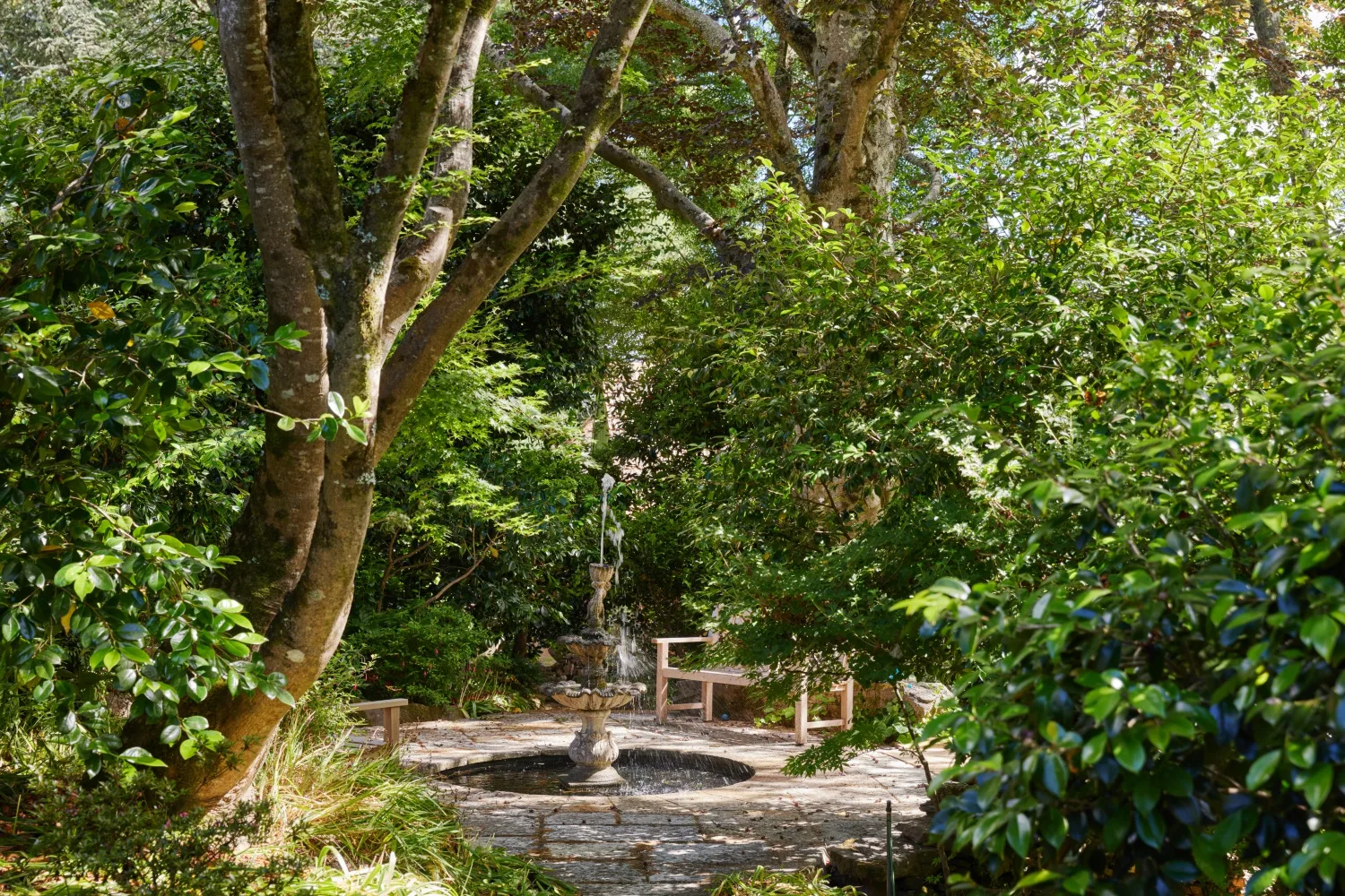 Blue Mountains home garden fountain courtyard chair