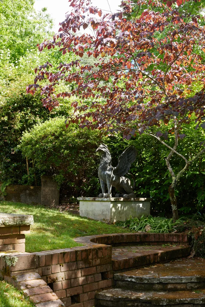 Blue Mountains home garden statue stairs grass red leaf tree