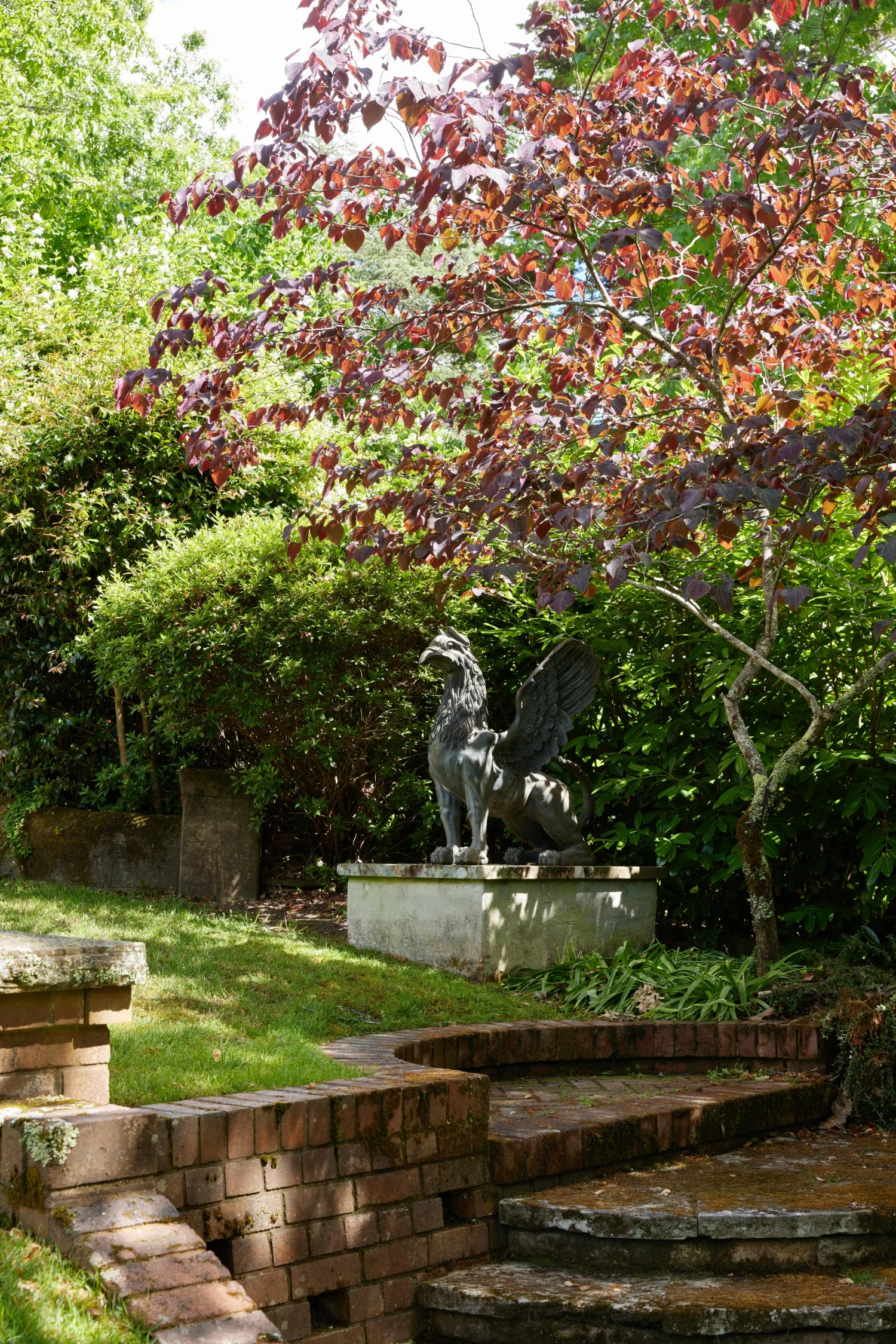 Blue Mountains home garden statue stairs grass red leaf tree