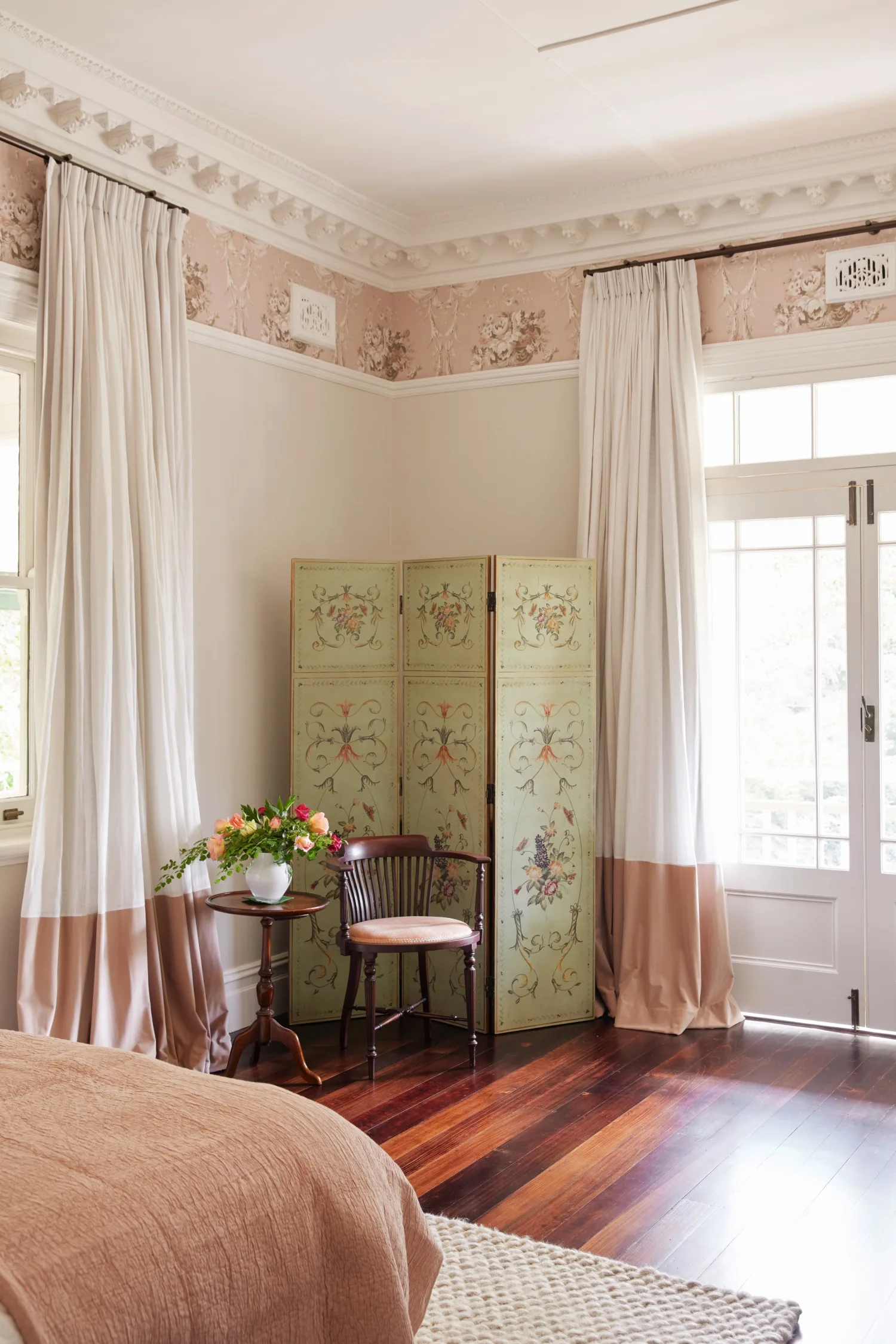 Blue Mountains home guest bedroom room divider wallpaper curtains