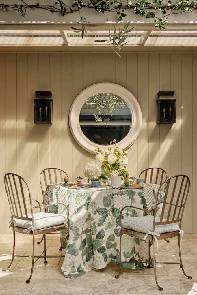 seasonal decorating easter tablescape ideas