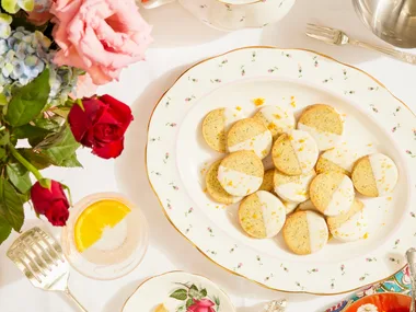 Earl Grey shortbread with white chocolate and grapefruit