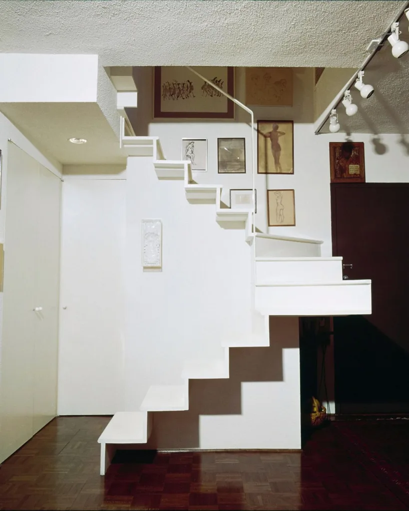 A white split level staircase in an apartment designed by Paul Rudolph